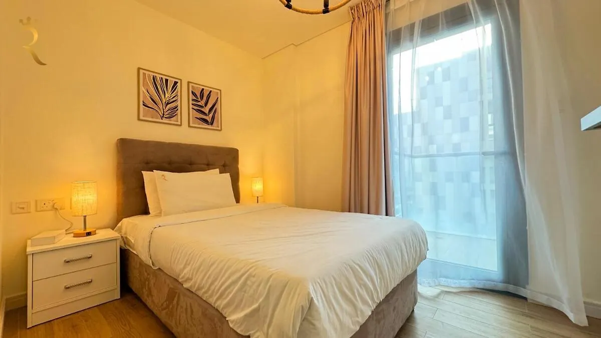 Serene Al Raha 2Br Poolside Comfort And Gym Access 아부다비 아파트